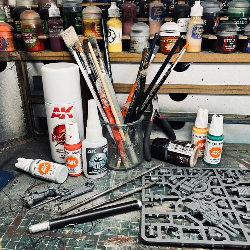 pinceaux et outils de modélisme, limes, pinces, colle superglue pour figurines