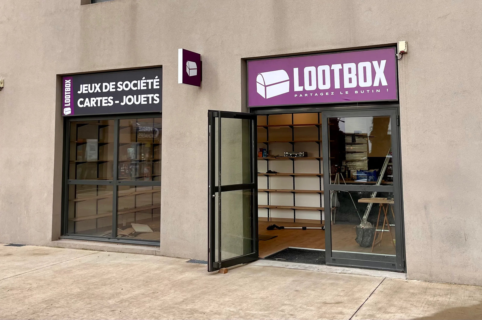 la devanture de la boutique lootbox avec ses enseignes toutes neuves